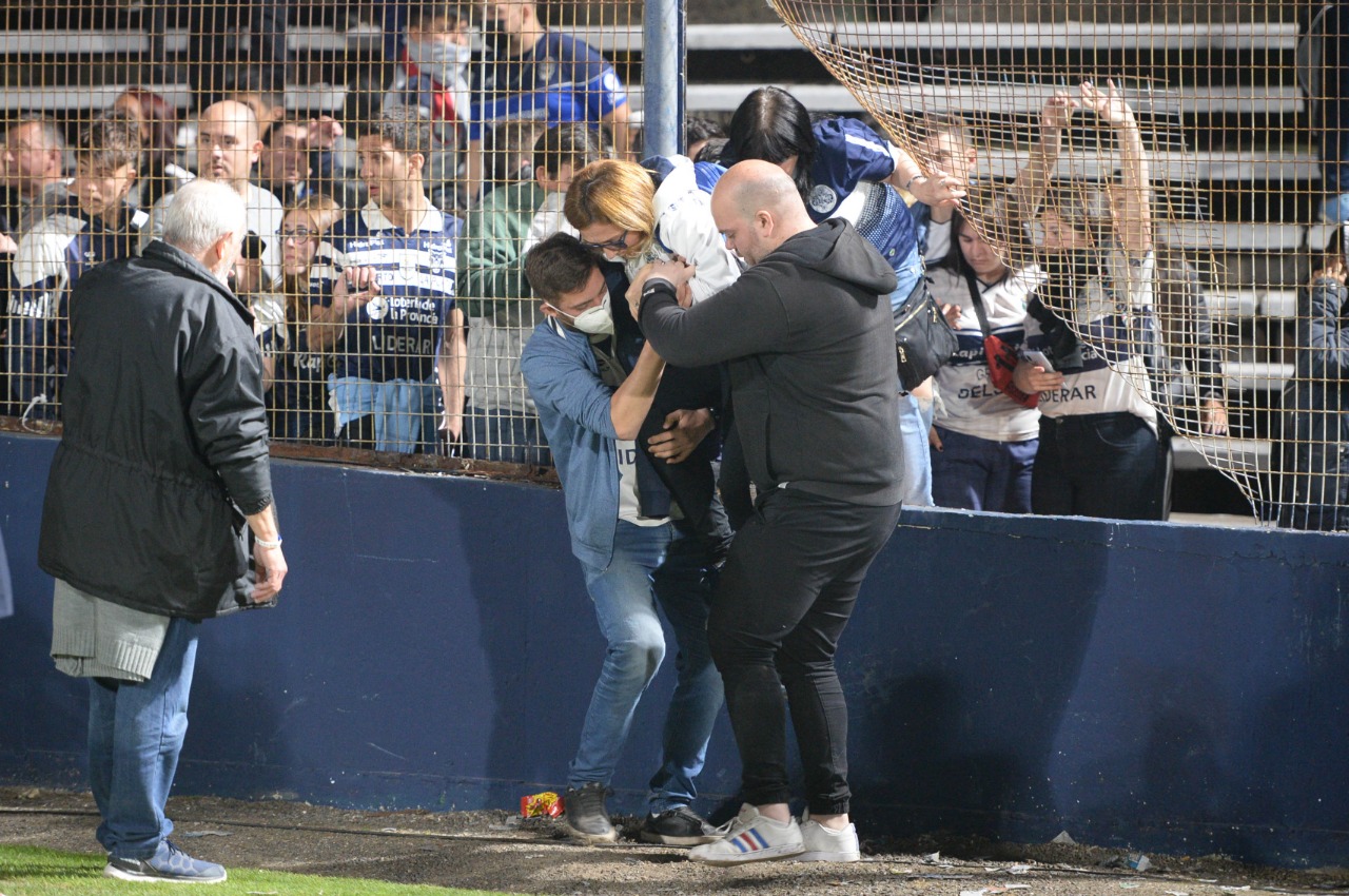 Los gases lacrimógenos que lanzó la policía en las inmediaciones del estadio de Gimnasia ingresaron al campo de juego y provocó la muerte de un hombre de 57 años.