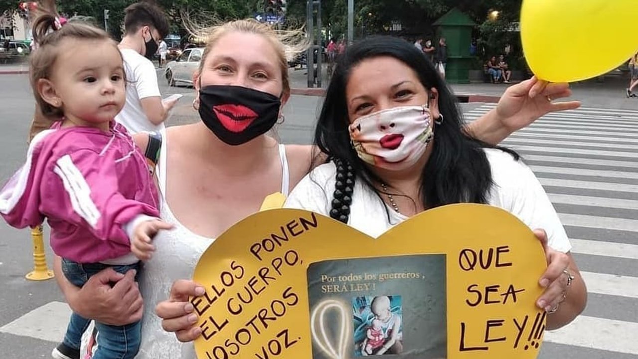 Ley de oncopediatría. Familiares de pacientes con cáncer participaron del debate en Diputados.