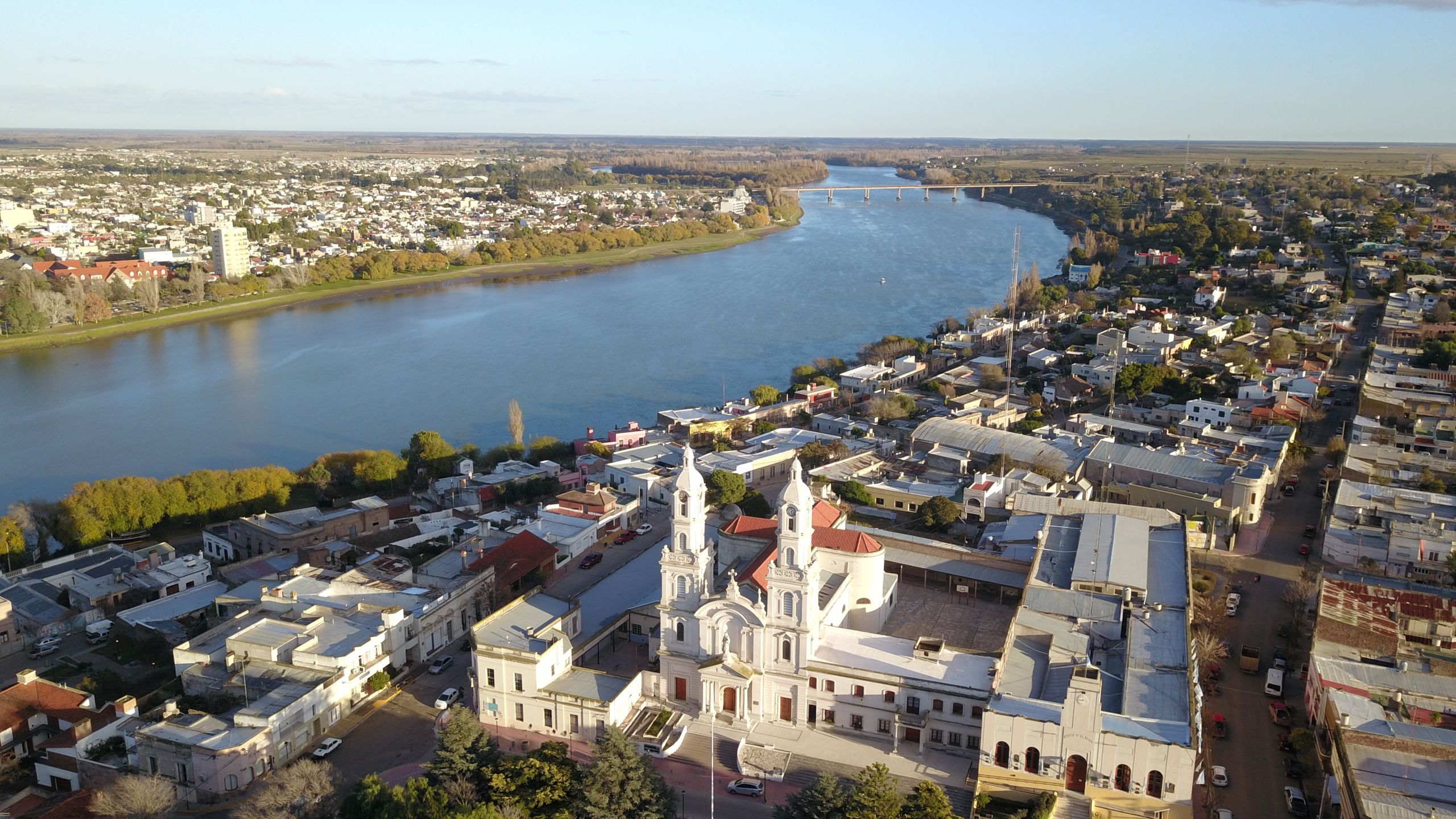 El Río Negro separa las ciudades de Carmen de Patagones y Viedma.