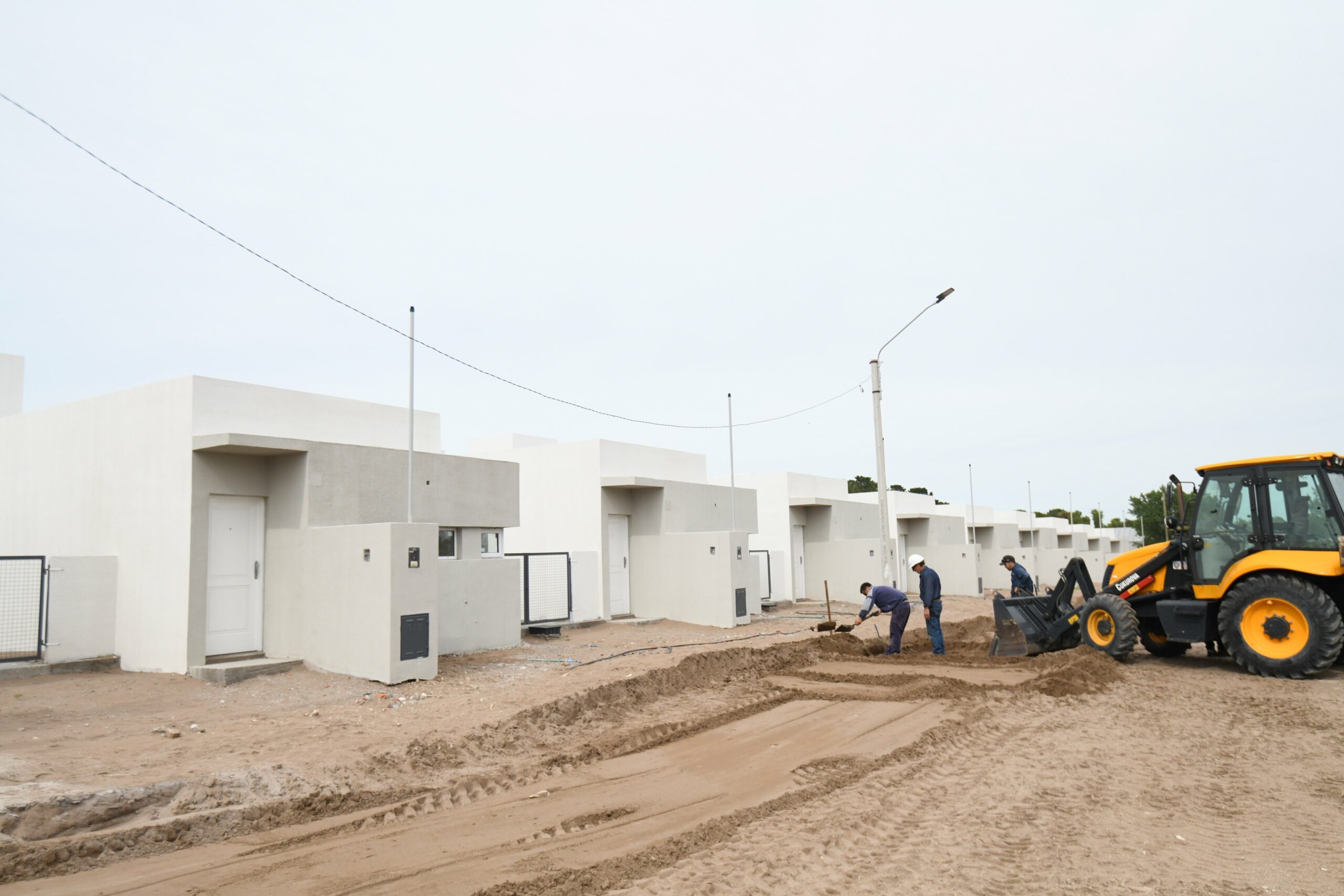 Kicillof recorrió una obra de un complejo de 30 viviendas en Monte Hermoso que demandó una inversión de $ 132 millones. 