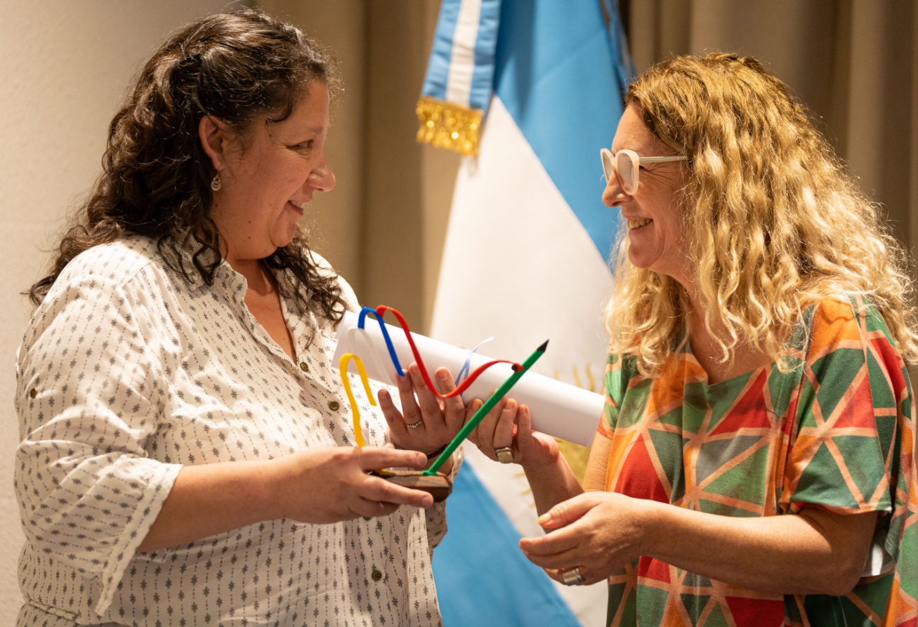 Claudia Rucci en la entrega de uno de los premios expresarte.