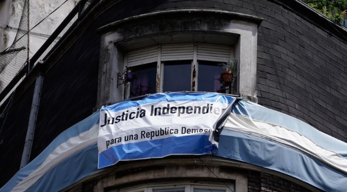 Legisladoras porteñas del Frente de Todos solicitaron que se investigue las conexiones entre la vecina de Cristina Kirchner y la agrupación Revolución Federal.