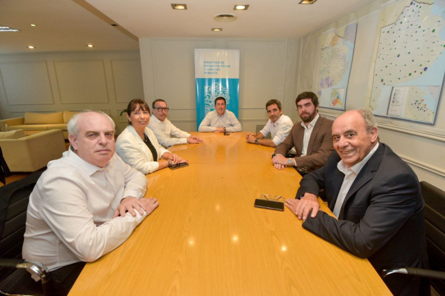 El ministro Leonardo Nardini durante el encuentro con los senadores de la comisión de Obra Pública.
