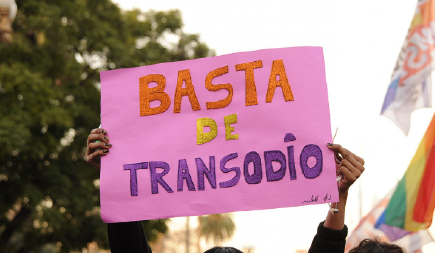 El proyecto de pensión para personas trans víctimas de violencia institucional lleva la firma de Axel Kicillof.
