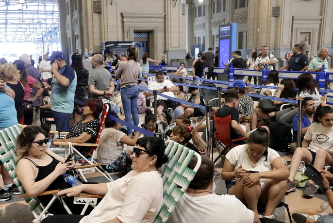 Previo a que abrieran las boleterías a las 6:12, cientos de personas acamparon en la terminal de Constitución.