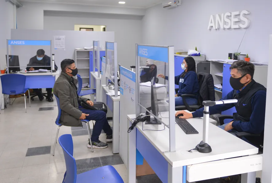 La Administración Nacional de la Seguridad Social (ANSES) oficializó el aumento para las jubilaciones, pensiones y asignaciones.