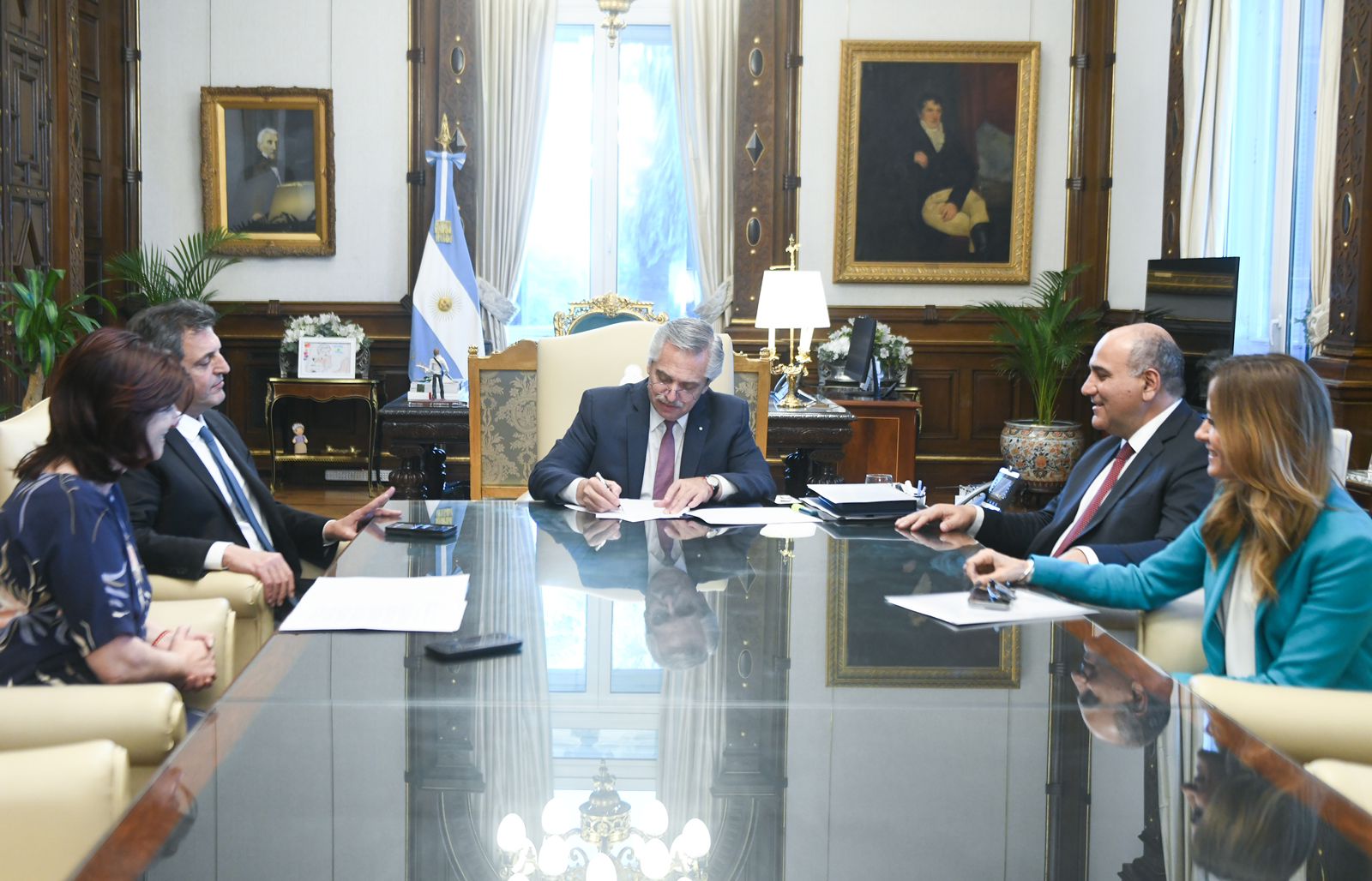 El fiscal federal Guillermo Marijuan le pidió al Gobierno nacional el listado de los beneficiarios de planes sociales que compraron dólares.
