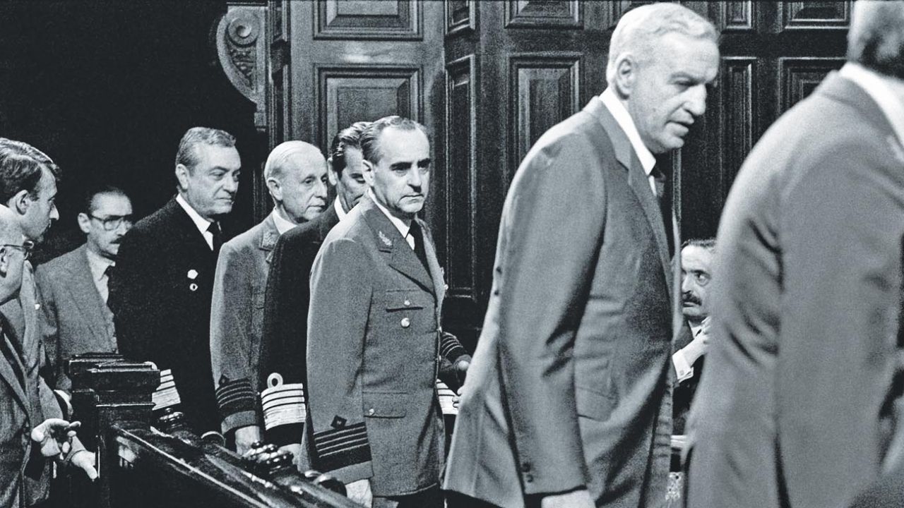 El juicio a las juntas militares inició el 22 de abril de 1985 y las audiencias se prolongaron hasta agosto de ese año.