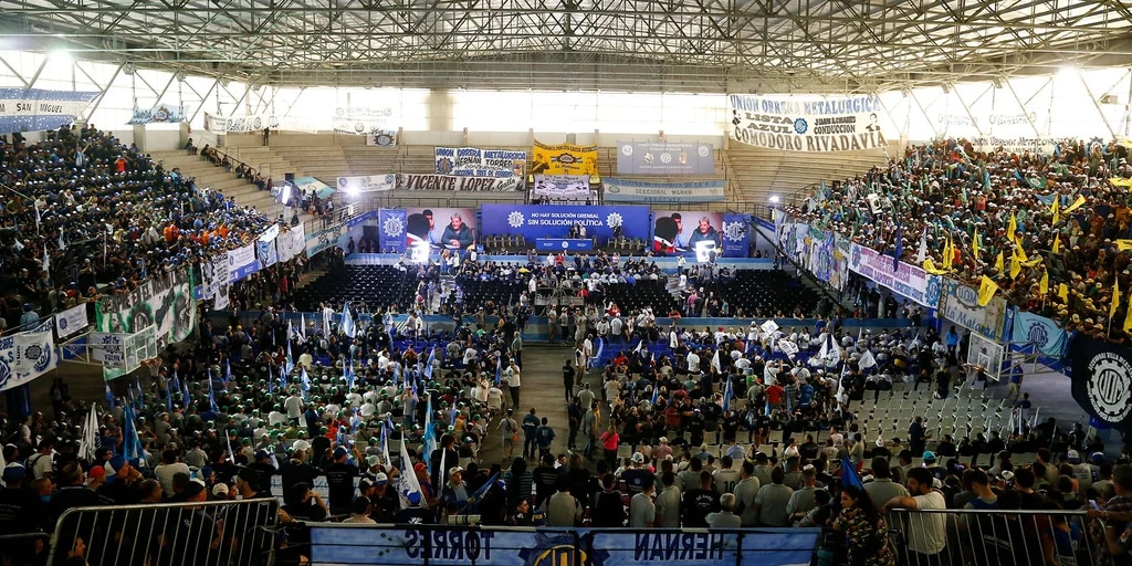 Cientos de militantes reclamaron la candidatura de Cristina Kirchner a la presidencia de la Nación.