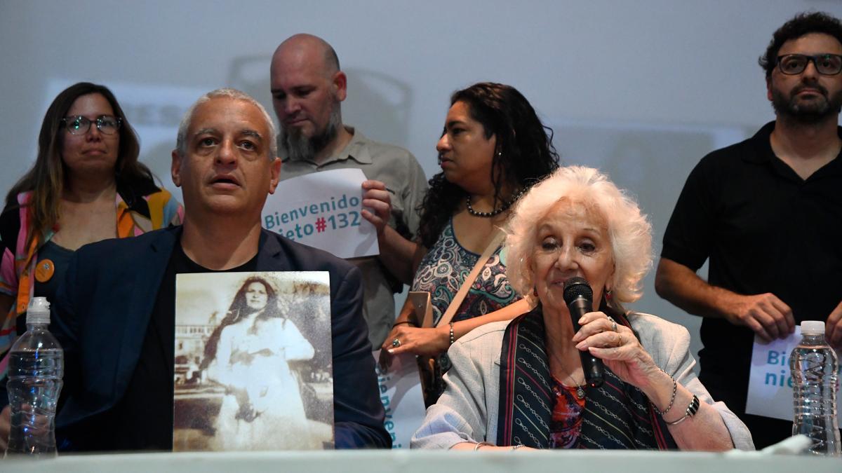 Las Abuelas de Plaza de Mayo encontraron al nieto 132. 