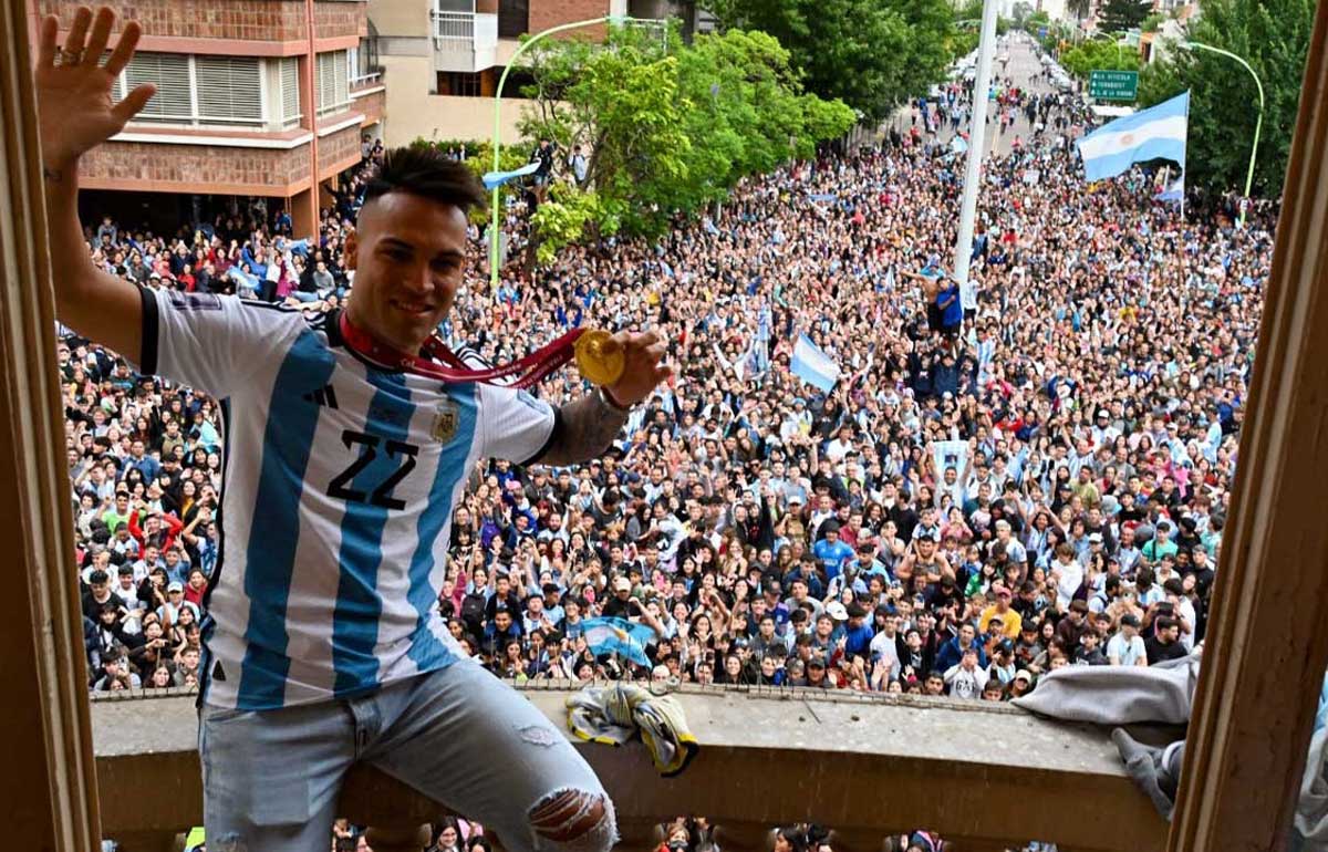 Luego del Mundial Qatar 2022, Lautaro Martínez llegó a su tierra natal, Bahía Blanca, y una multitud se aglomeró para verlo.