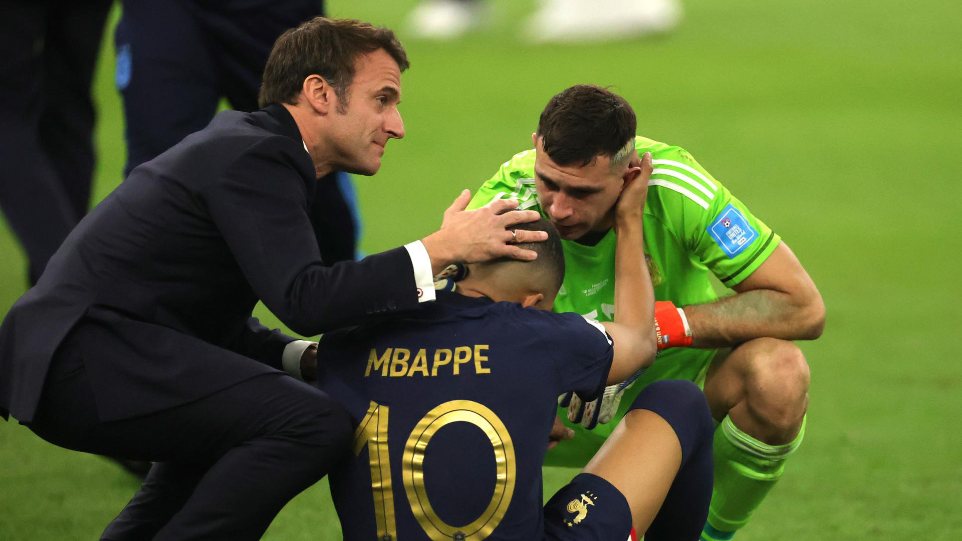 El Dibu Martínez se acercó a consolar a Mbappe después de que Argentina ganase la final ante Francia.