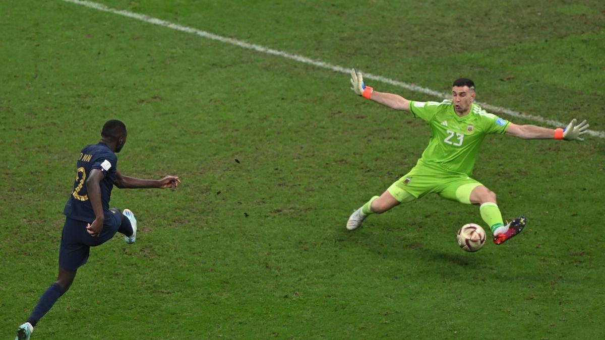 La atajada del Dibu Martínez sobre el final del partido con Francia. 