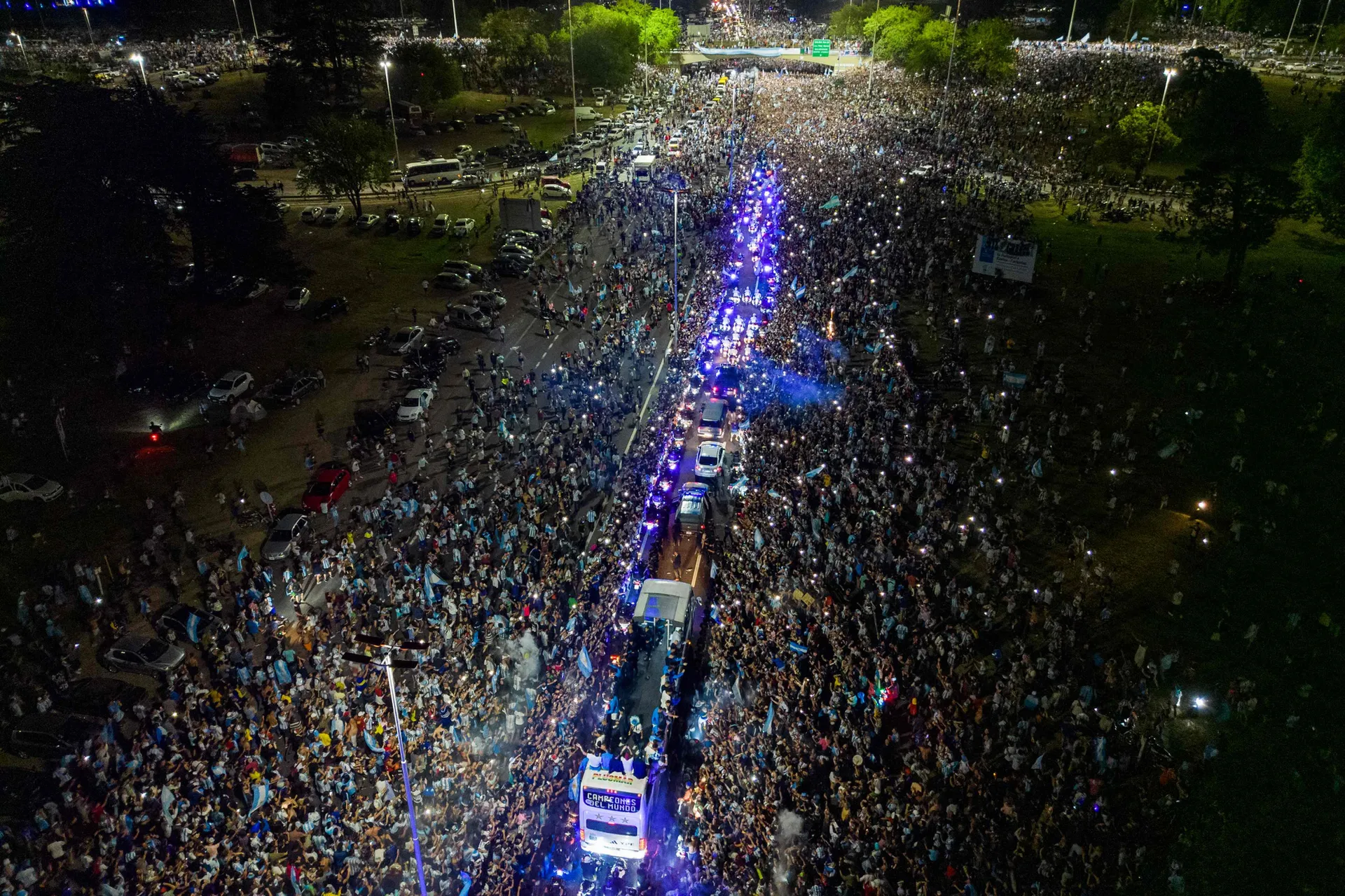 Así recibieron a Messi en el predio de la AFA. 