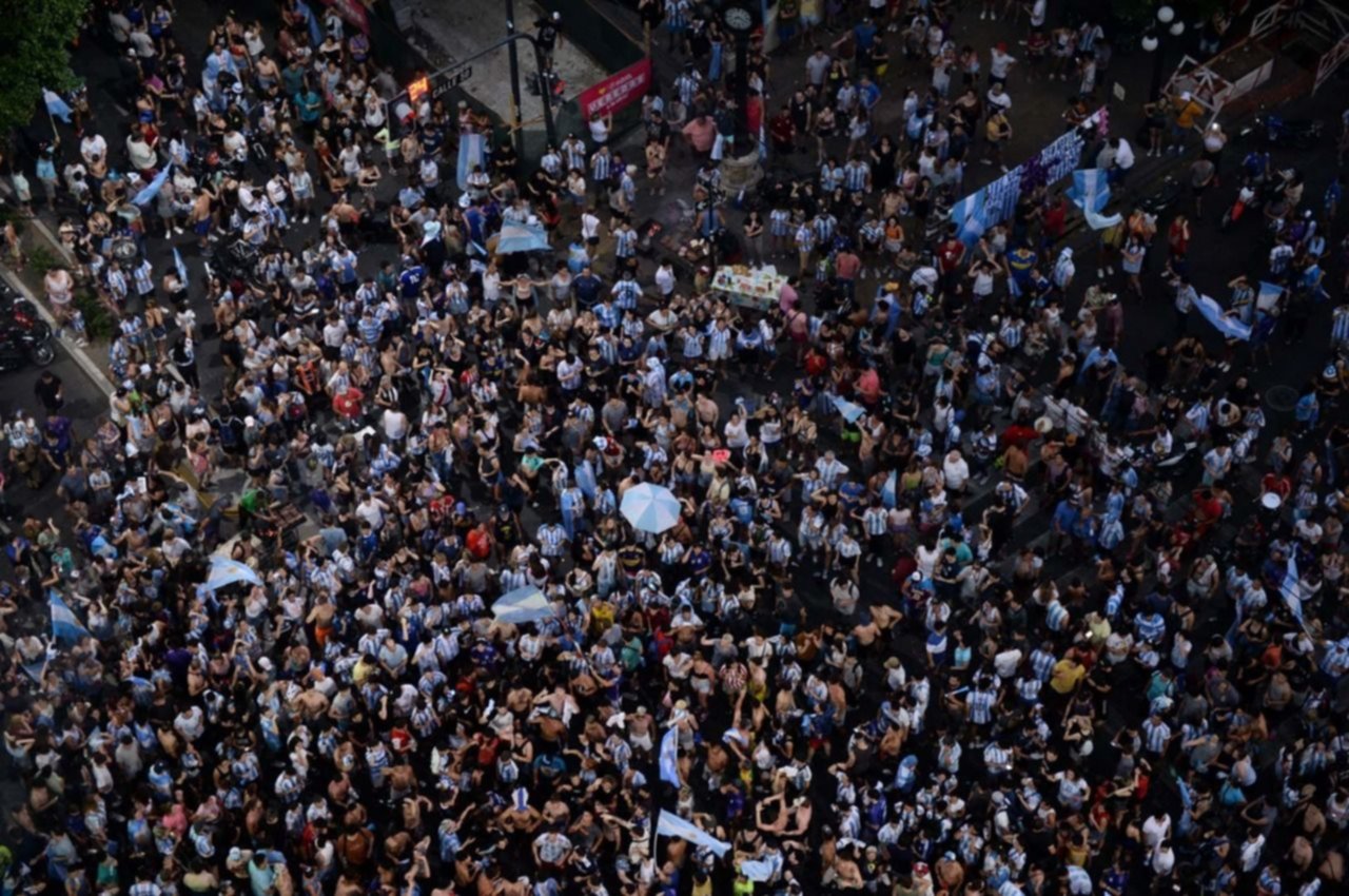 La histórica esquina de los festejos en La Plata, se llenó por Argentina campéon del Mundo.