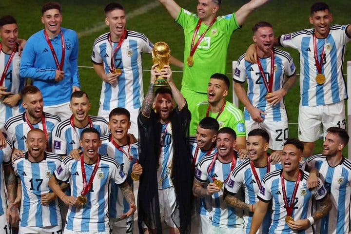 La Scaloneta levanta la Copa del Mundo, en Qatar 2022.