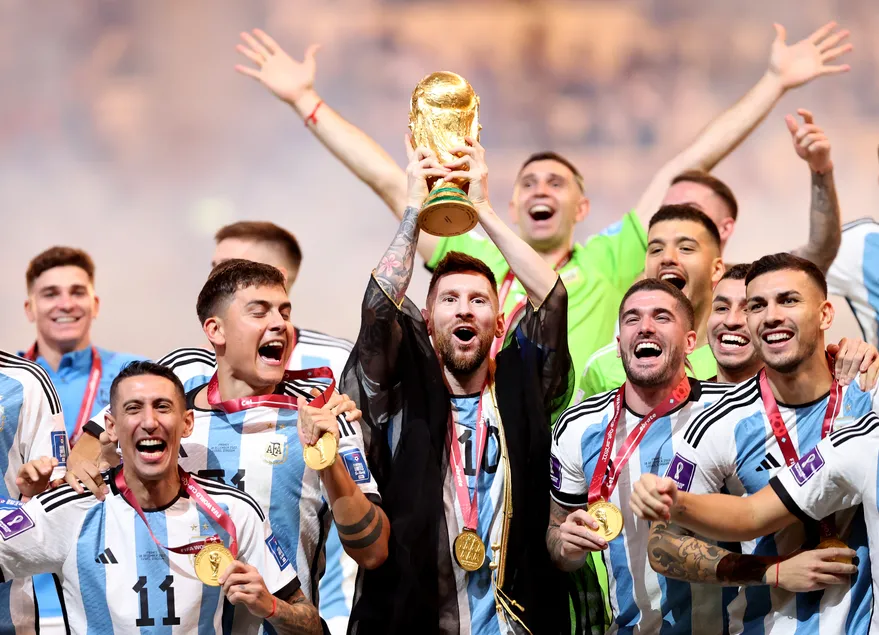 La Selección de Lionel Messi y de Lionel Scalani alcanzaron la gloria del fútbol mundial, luego de imponerse por penales. Con fútbol, Argentina se consagró campeón del Mundial Qatar 2022.