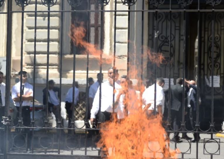 Los trabajadores legislativos aguantaron la avanzada de los municipales sin un sólo elemento de seguridad.