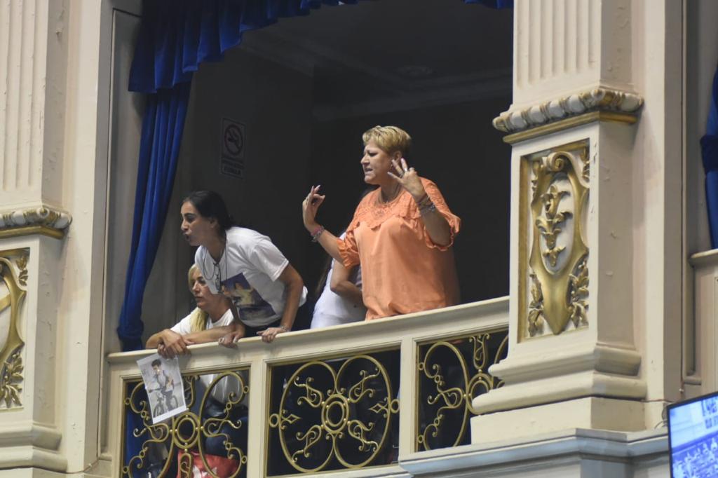 La bronca de los familiares de víctimas de siniestros viales en el recinto de la Cámara de Diputados bonaerense.