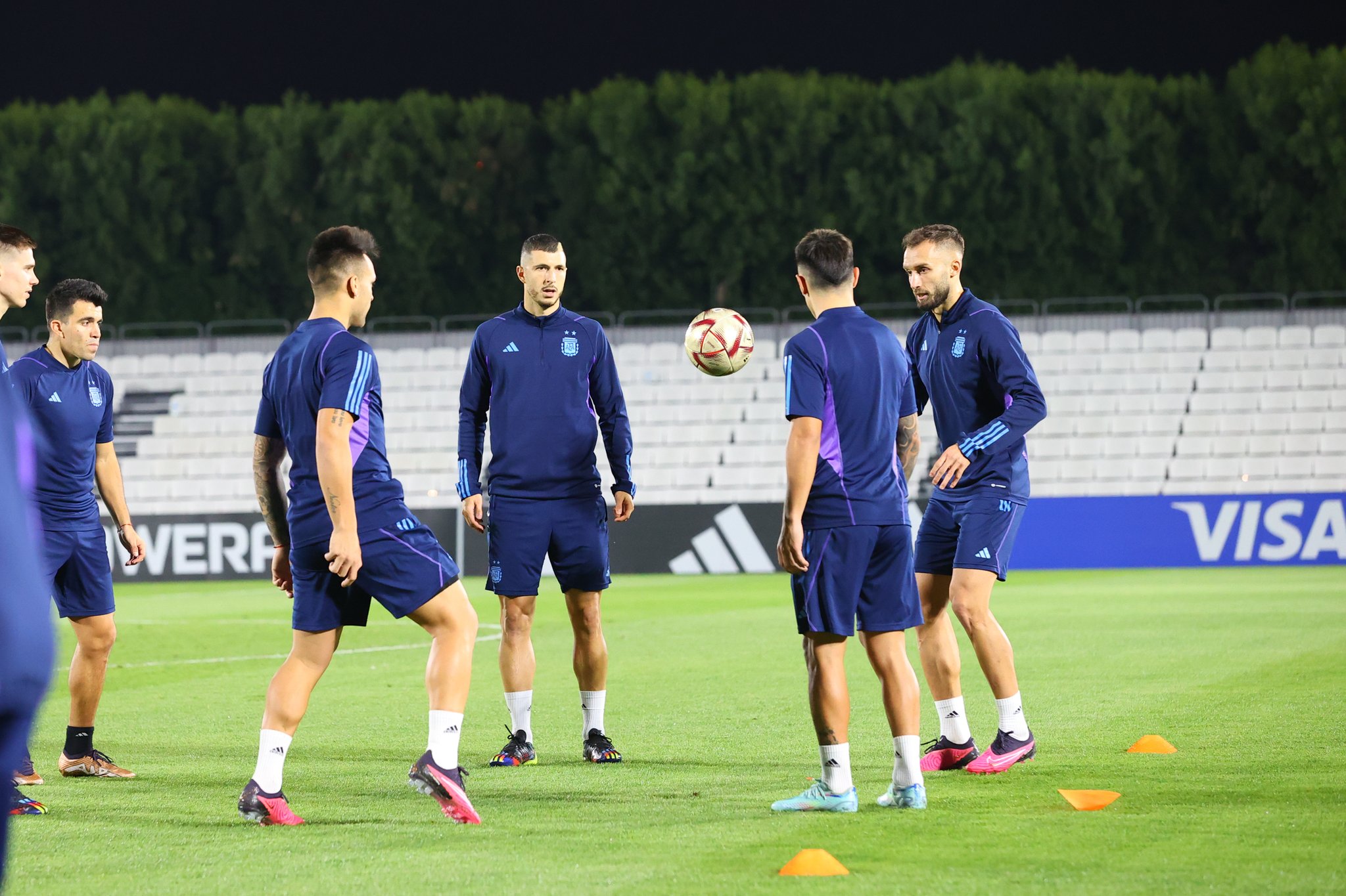 La duda en el once inicial para enfrentar a Francia es si plantear un esquema de cinco defensores o volver al 4-3-3 con Di María como titular.