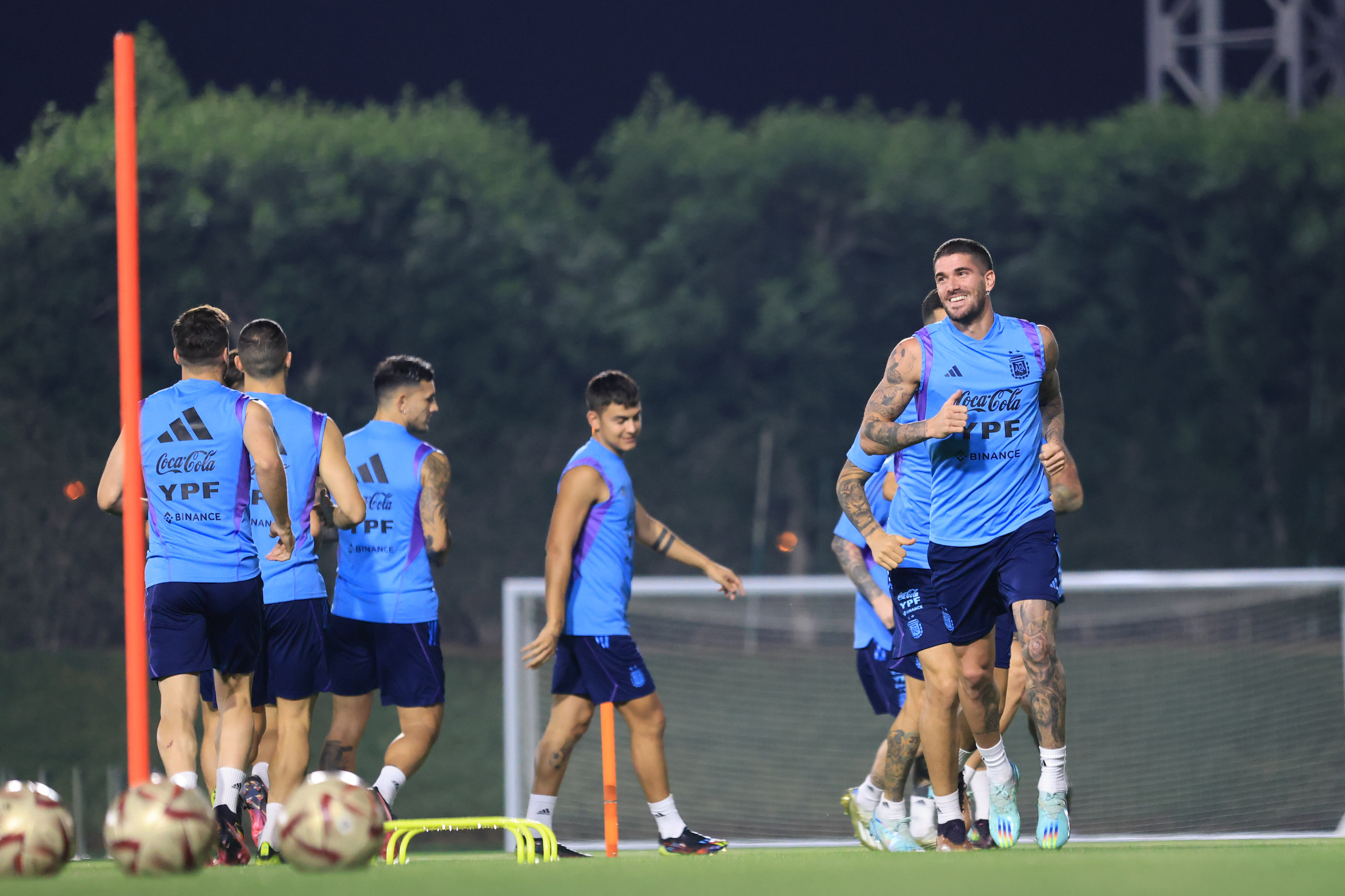 Scaloni probó este viernes con el esquema de cinco defensores con Lisandro Martínez y luego volvió al tradicional 4-3-3.