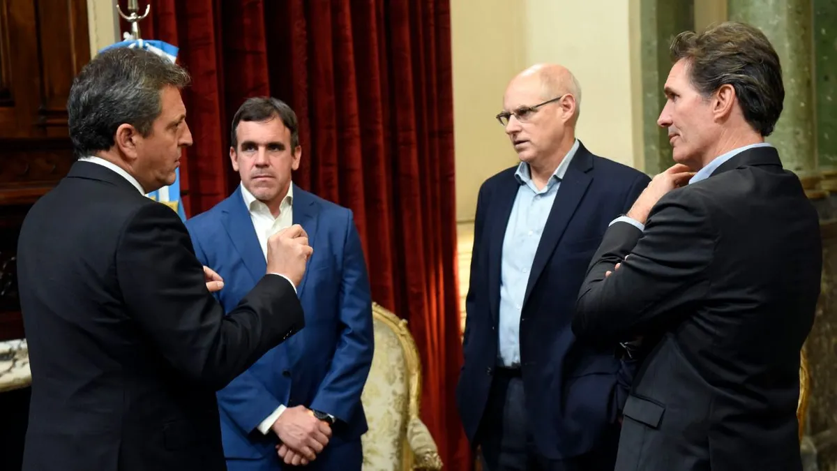 El ministro de Economía, Sergio Massa, se reunió con referentes de la industria automotriz antes de realizar los anuncios de este jueves.