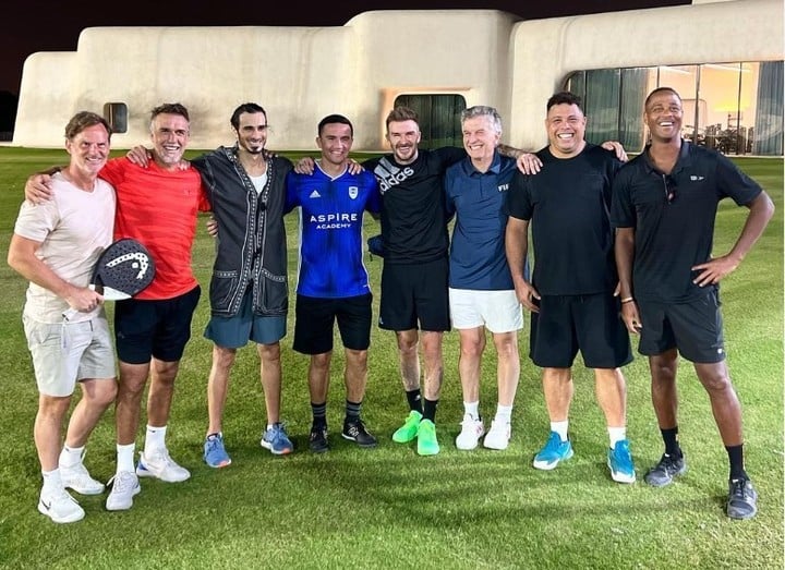 El expresidente Mauricio Macri jugó un partido de paddle con íconos del fútbol mundial.