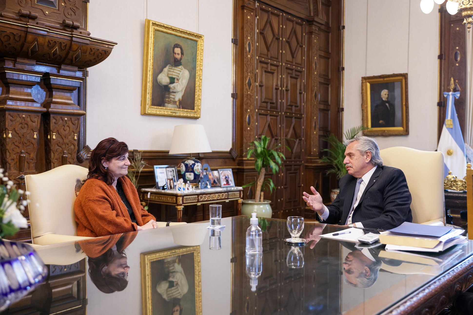 El presidente Alberto Fernández y la ministra de Trabajo de la Nación, Raquel "Kelly" Olmos, anticiparon el bono de fin de año.