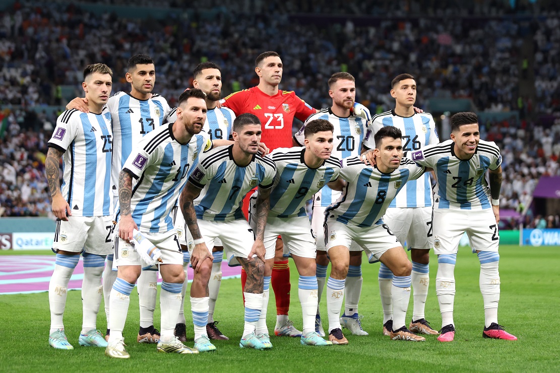 Con vistas a Argentina-Croacia por la semifinal del Mundal, Scaloni volvería a la línea de cuatro en el fondo. Di María o Paredes, la única duda en el once incial.