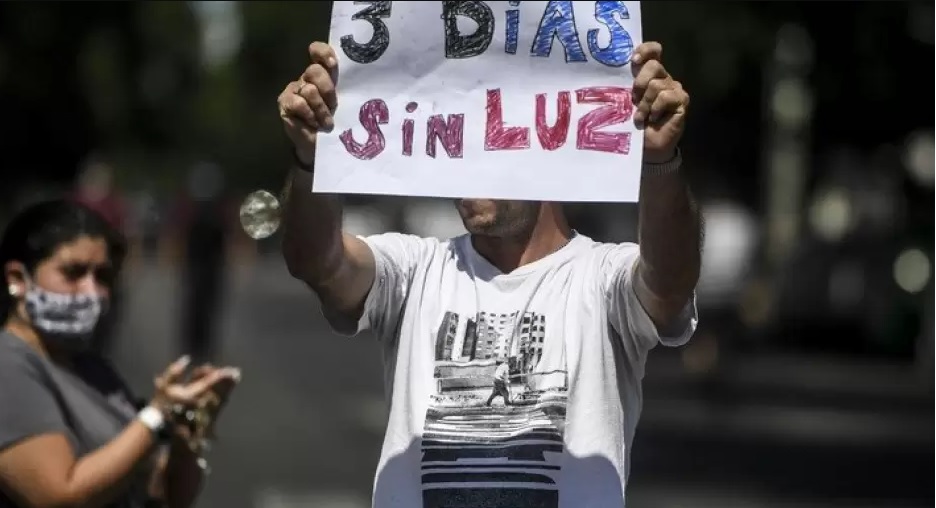 El mes pasado usuarios de la Capital y del Conurbano bonaerense estuvieron días enteros sin luz.
