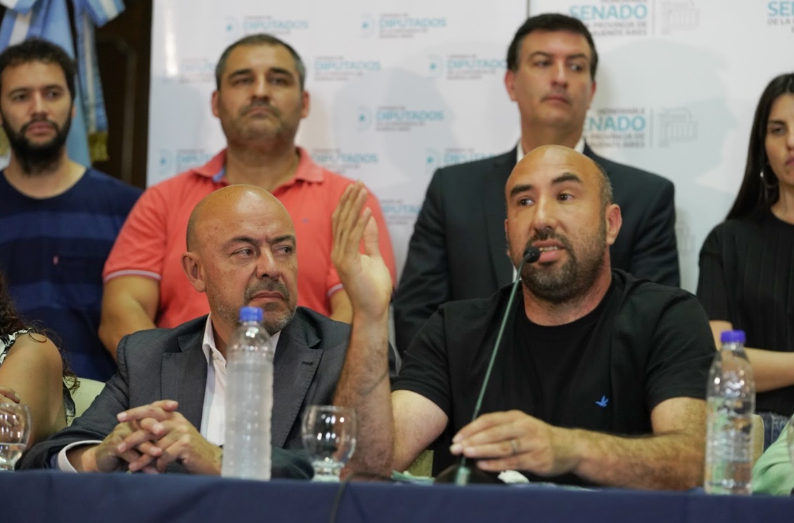 César Valicenti alertó que "la democracia está en peligro".