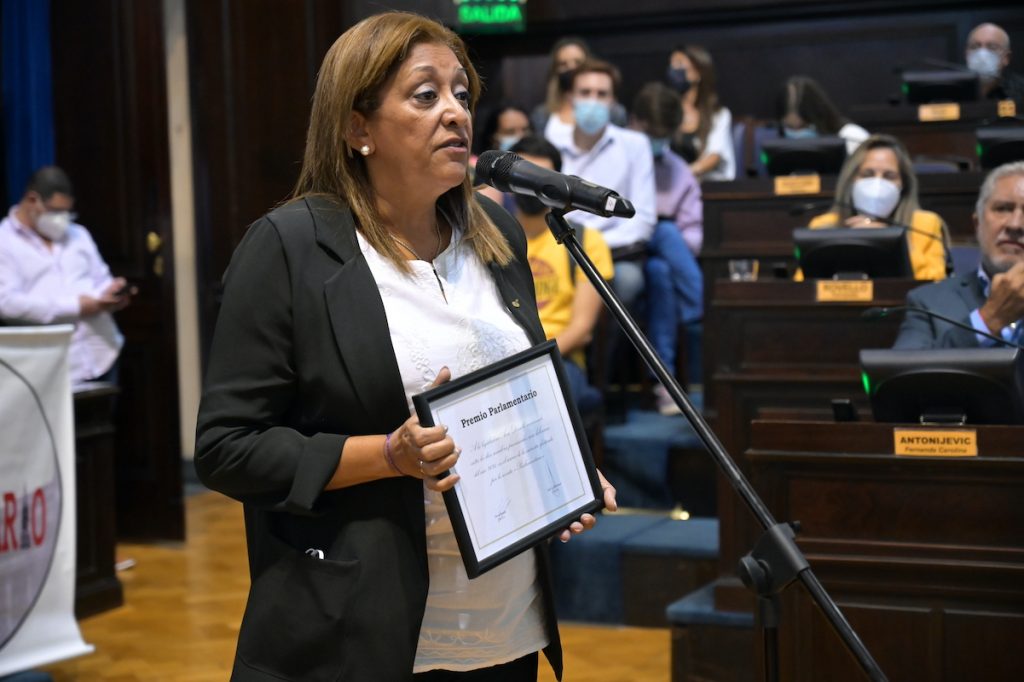 La senadora Ana Devalle presentó dos proyectos para distinguir a Delfor Santos Soto.