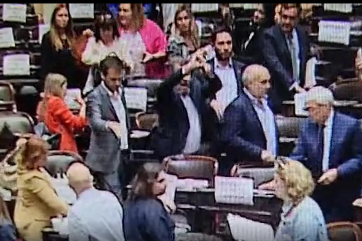 Kicillof cuestionó a la oposición de Juntos por el Cambio por voltear la sesión de la Cámara de Diputados nacional en que se iba a aprobar la creación de universidades. Además, calificó de “vergonzoso” el gesto Cristian Ritondo.