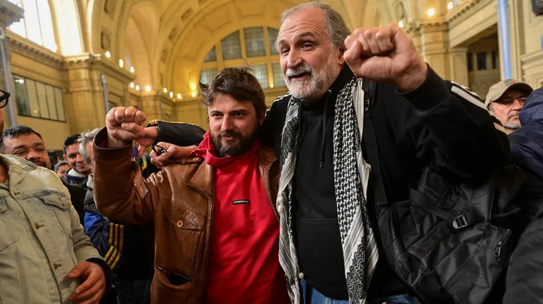 Piqueteros oficialistas se declararon en “alerta” y advirtieron sobre un posible “desborde social” si se hacen cambios en los planes sociales.