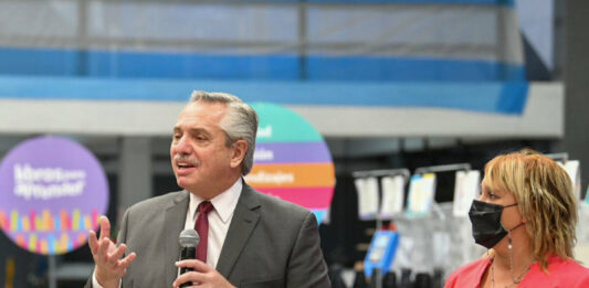 El presidente Alberto Fernández recorre la empresa distribuidora de ejemplares del programa Libros para Aprender.