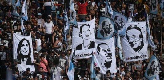 Agrupaciones k marchan a favor del juicio a la Corte y contra la "proscripción" de Cristina Kirchner.