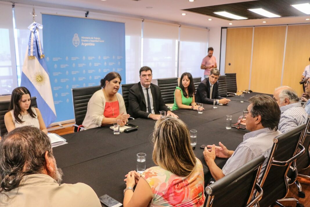 Los gremios que nuclean a los estatales nacionales cerraron la paritaria 2022 con un aumento anual del 97%.