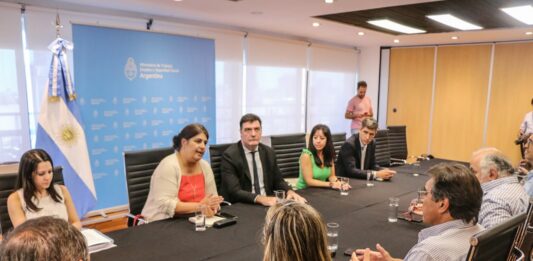 Los gremios que nuclean a los estatales nacionales cerraron la paritaria 2022 con un aumento anual del 97%.