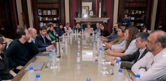 El Gobierno de Axel Kicillof convocó a los docentes y estatales bonaerenses a iniciar las negociaciones de las paritarias 2023.