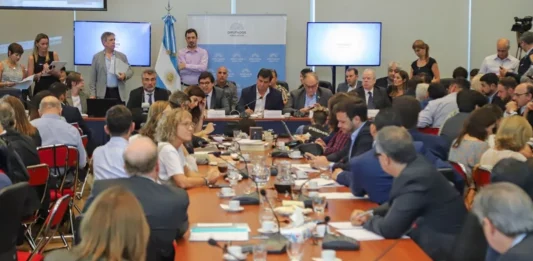 El bloque de diputados del Frente de Todos apura a las comisiones que preside la oposición para que se reúnan.