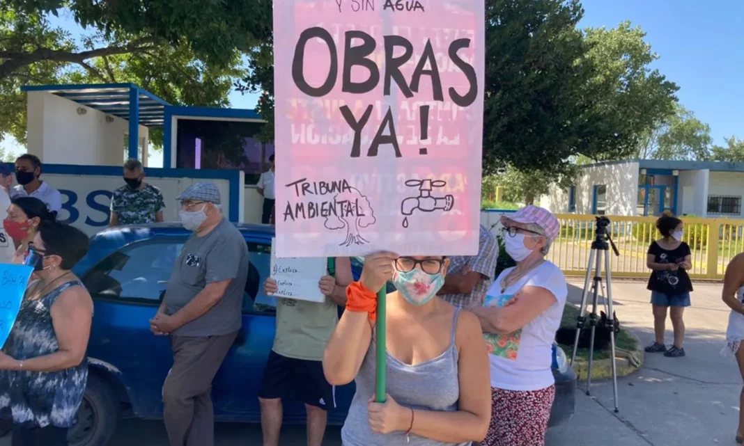 Algunos vecinos de la ciudad de Bahía Blanca denunciaron que no tienen agua desde el pasado diciembre.