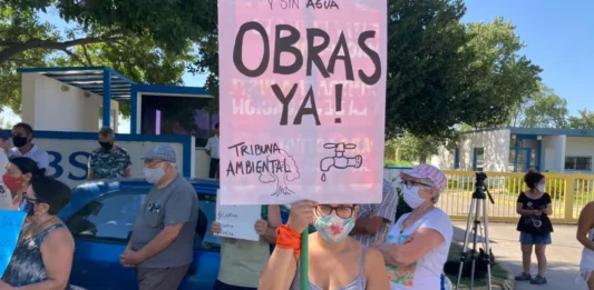 Algunos vecinos de la ciudad de Bahía Blanca denunciaron que no tienen agua desde el pasado diciembre.