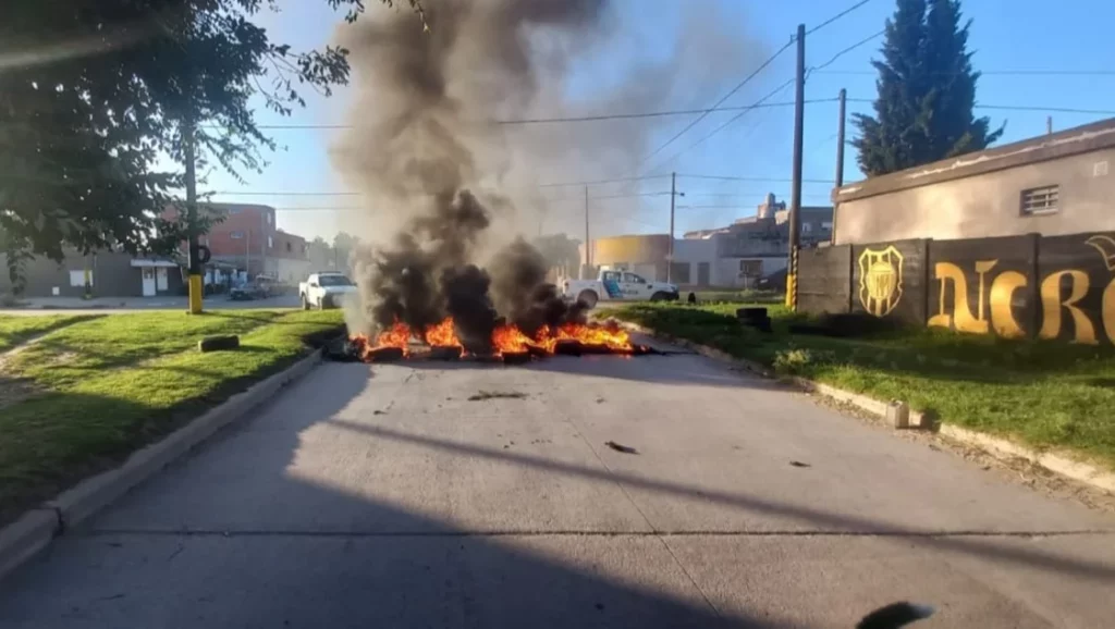 Los vecinos de Bahía Blanca se manifestaron por la falta de agua en la región.