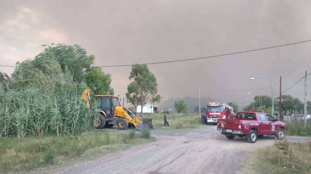 Bomberos voluntarios, guardaparques y equipos especializados lograron controlar el incendio de la reserva de Punta Lara, pero aún hay focos ígneos activos.