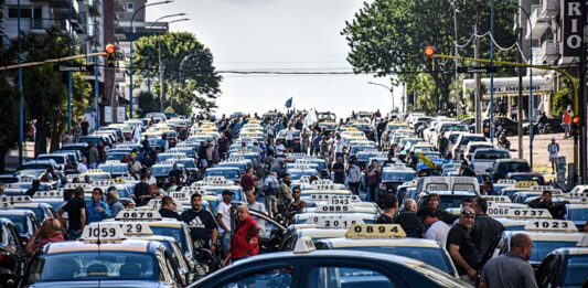 En el medio de las protestas de los taxistas y el enfrentamiento con el intendente de Mar del Plata, un concejal oficialista defendió el uso de las aplicaciones de transporte.