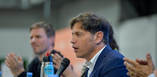 El gobernador bonaerense, Axel Kicillof, denunció penalmente a Silvio Robles y a Marcelo D’Alessandro por “delitos de tráfico de influencias”.