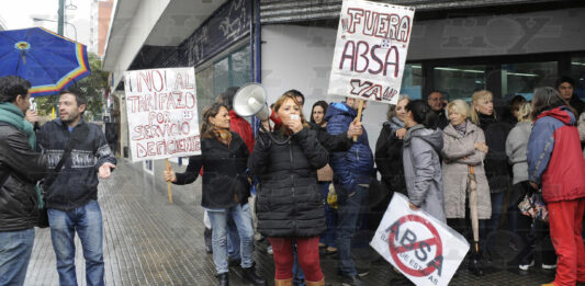 La Defensoría del Pueblo bonaerense intimó a ABSA por los cortes de agua en La Plata en medio de la ola de calor.