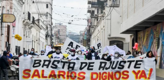 Los sindicatos oficialistas se plegaron al rechazo del techo que quiere imponer el Gobierno en las paritarias y volvieron a la carga por una suma fija.