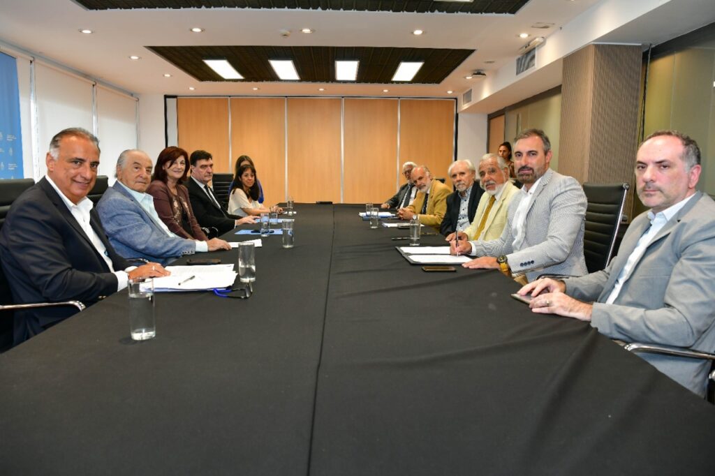 Los empleados de comercio cerraron la paritaria 2022 con un aumento del 101%.