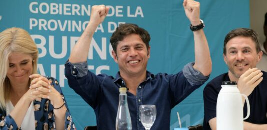 El gobernador Axel Kicillof encabezó una conferencia desde Pinamar, luego de reunirse con sectores productivos de la región. “Es una temporada de verano imponente”, dijo.